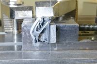 Diamantdraht Schnitt durch ein Profil aus Gummi und Aluminium